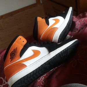 Air jordan 1 mid shattered backboard